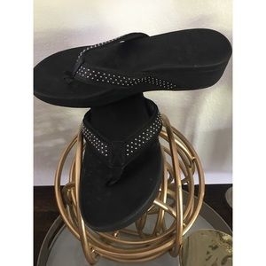 VIONIC BLACK PLATFORM FLIP FLOP SANDALS
